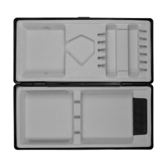 ABS Box mit Wunschdruck Das Bild zeigt eine geöffnete schwarze Box mit mehreren Fächern und Einteilungen. Die Innenausstattung besteht aus hellem Schaumstoff, der zur sicheren Aufbewahrung verschiedener Gegenstände dient.