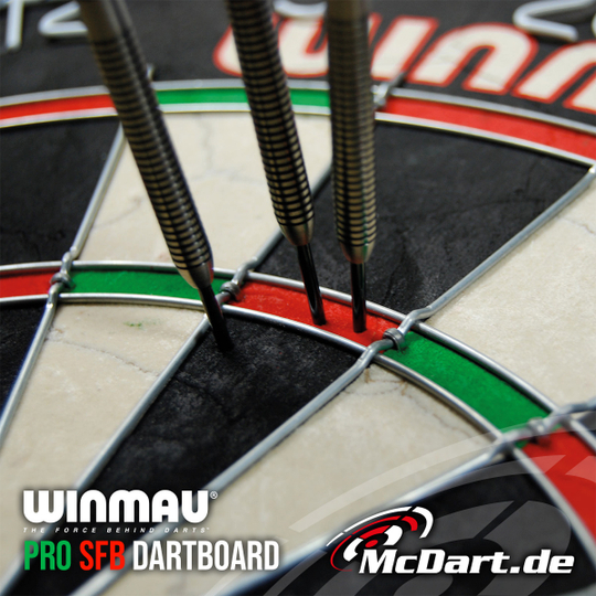 1602_Winmau_Pro_SFB_Dartboard_6_admedia Das Bild zeigt ein Winmau Pro SFB Dartboard mit drei eingeworfenen Darts. Im Vordergrund sind die Markenlogos von Winmau und McDart.de zu sehen.
