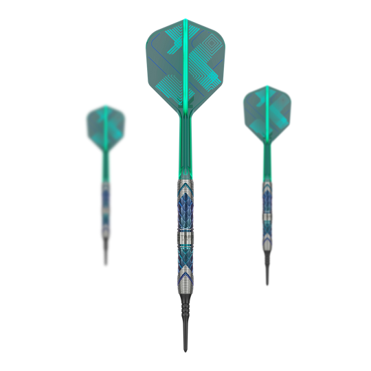 Měkké šipky Target Japan Kaze Series Ceros 03 - 19g Das Bild zeigt drei Softdarts aus der Target Japan Kaze Series Ceros 03, 19g. Die Darts haben auffällige grün-blaue Flights und einen silbernen, gemusterten Barrel.