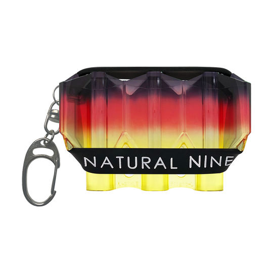 LSF35_L-Style_N9_Krystal_Tri_Color_Flightcase_1 Das Bild zeigt das Produkt „L-Style N9 Krystal Tri Color Flightcase - Sunrise“. Das Etui hat einen Farbverlauf von Schwarz über Rot zu Gelb und trägt vorne die Aufschrift „NATURAL NINE“.