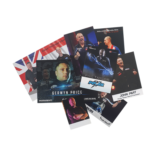 Spielerkarten-Set Das Bild zeigt ein Set von Spielerkarten mit bekannten Dartspielern. Auf den Karten sind Fotos und Namen der Spieler abgebildet.