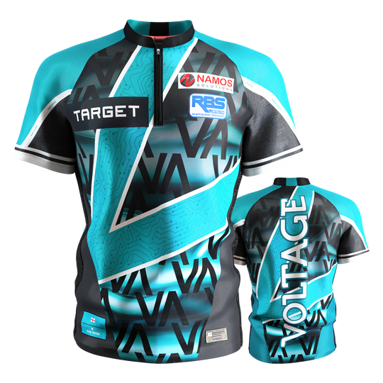 Target Coolplay Rob Cross 2025 Dartshirt Das Bild zeigt das "Target Coolplay Rob Cross 2025 Dartshirt" in den Farben Türkis, Schwarz und Weiß mit modernen Mustern. Auf der Vorderseite sind Sponsorenlogos und auf der Rückseite steht groß das Wort "VOLTAGE".