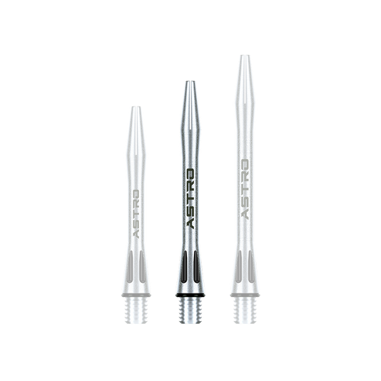 7012-401_Winmau_Astro_Aluminium_Shafts_Schwarz_41mm_1WWupY7azmQfMW Das Bild zeigt drei silberne Winmau Astro Aluminium Shafts in unterschiedlicher Länge. Auf jedem Shaft steht das Wort "ASTRO" und unten befindet sich ein schwarzes Design.