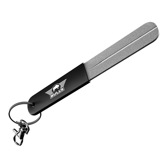 Brusný kámen Bulls NL Hand Sharpener Abgebildet ist der Bulls NL Hand Sharpener Schleifstein, ein Werkzeug zum Schärfen von Dartspitzen. Man sieht den Schleifstein aus einer anderen Perspektive.