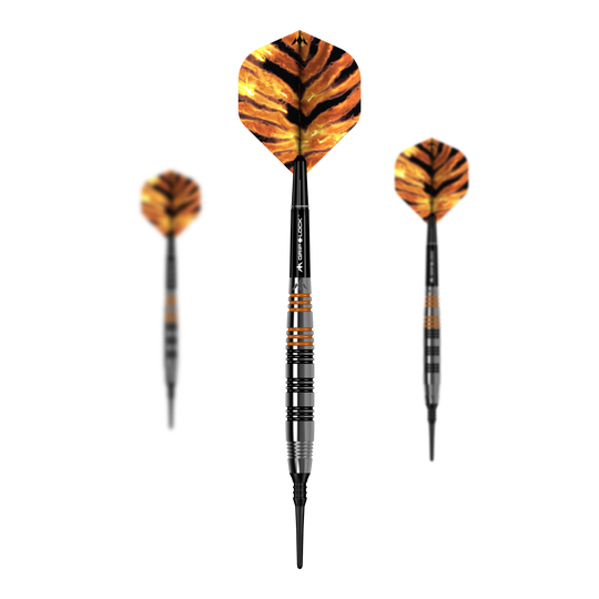 Šipky Mission Javan Brass Soft - 18g Das Bild zeigt drei Softdarts des Modells "Mission Javan Brass Softdarts - 18g". Die Flights haben ein auffälliges Tigerstreifen-Design in Orange und Schwarz.
