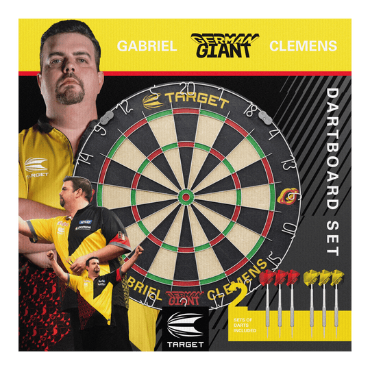 Sada ocelových terčů Target Gabriel Clemens Das Bild zeigt das "Target Gabriel Clemens Steeldartboard Set" mit einem großen Dartboard in der Mitte. Rechts unten sind zwei Sets von Darts abgebildet, und im Hintergrund sieht man Bilder von Gabriel Clemens.