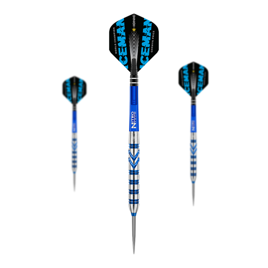 Red Dragon Gerwyn Price Fléchettes bleues 90% acier Das Bild zeigt drei Steeldarts des Modells "Red Dragon Gerwyn Price Blue 90%". Die Darts sind überwiegend blau und silber mit auffälligen blauen Flights.