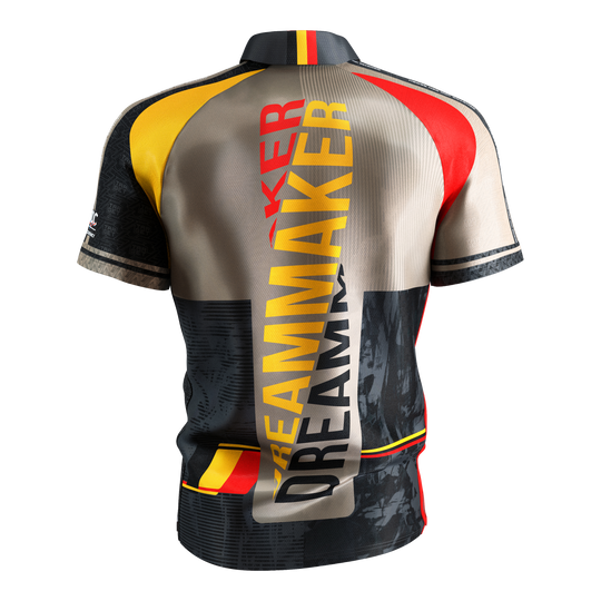 Maglia da freccette Target Coolplay Dimitri Van Den Bergh 2025 Dies ist das Target Coolplay Dimitri Van Den Bergh 2025 Dartshirt. Auf der Rückseite steht in großen Buchstaben "DREAMMAKER" und das Shirt hat auffällige Farben in Gelb, Rot und Schwarz.