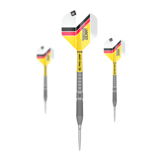 Target Gabriel Clemens GEN2 Swiss Point Steeldarts Auf dem Bild sind drei Steeldarts mit gelben, weißen, schwarzen und roten Flights zu sehen. Der mittlere Dart ist groß abgebildet, während die beiden anderen kleiner und seitlich daneben stehen.