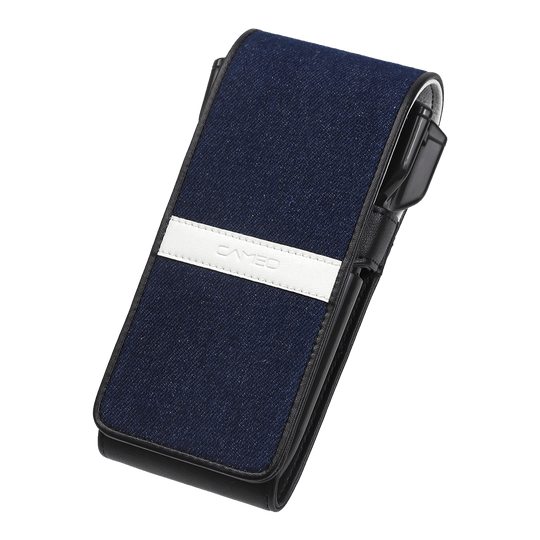 Cameo Thread Dartcase Auf dem Bild ist ein elegantes Dart-Etui mit dunkelblauer Stoffoberfläche und einem weißen Streifen in der Mitte zu sehen. Das Etui hat eine rechteckige Form und eignet sich ideal zur Aufbewahrung von Darts.