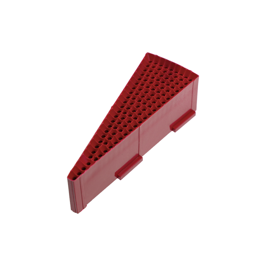 LW3_L-wen_Dart_Ersatzfeld_Single_Innen_Rot_1_Originalteil Das Bild zeigt ein rotes Ersatzfeld für ein Löwen Dartspiel. Das Feld ist dreieckig und besteht aus vielen kleinen Löchern.