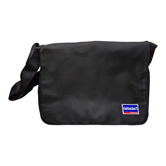 DataDart Team Darttasche - Schwarz Diese Abbildung zeigt die DataDart Team Darttasche in Schwarz. Die Tasche hat einen Schultergurt und ein kleines DataDart-Logo auf der Vorderseite.