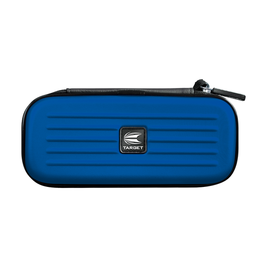 125822_Target_Takoma_Dartwallet_Blau_1 Das Bild zeigt das Produkt "Target Takoma Dartwallet". Es handelt sich um ein blaues Etui mit einem Reißverschluss und einem silbernen Target-Logo in der Mitte.
