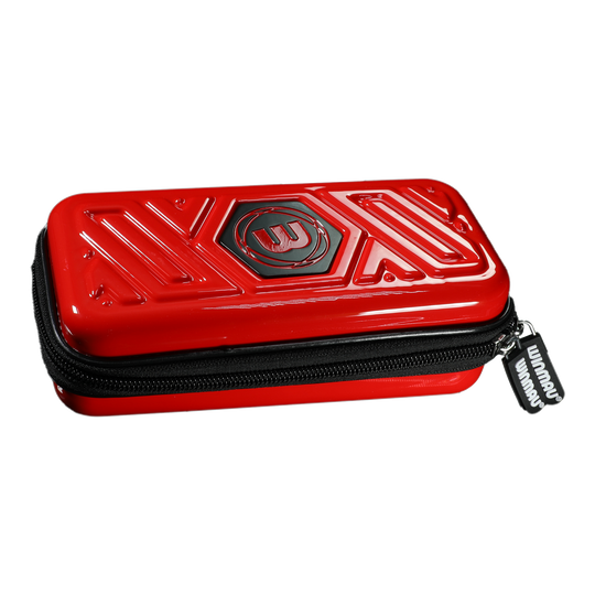 Das Bild zeigt ein rotes Dart-Etui mit einem schwarzen Reißverschluss. Auf der Oberseite befindet sich ein eingeprägtes Muster und das Winmau-Logo.