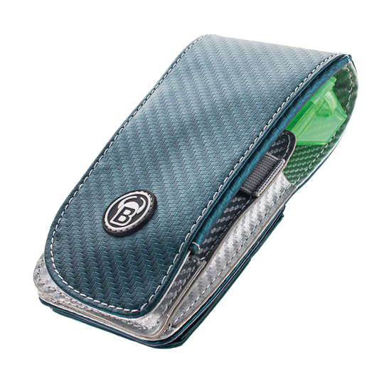 66346_Bulls_SECC_Dartcase_Green_1 Das Bild zeigt das Produkt "Bulls SECC Dartcase". Es ist ein kompaktes, modernes Etui zur Aufbewahrung von Dartzubehör.