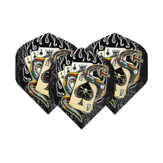 Standardní letky Alchemy Snake Of Spades No2 Das Bild zeigt drei Dartflights mit einem auffälligen Design. Auf den Flights sind Spielkarten, eine bunte Schlange und Flammen abgebildet.