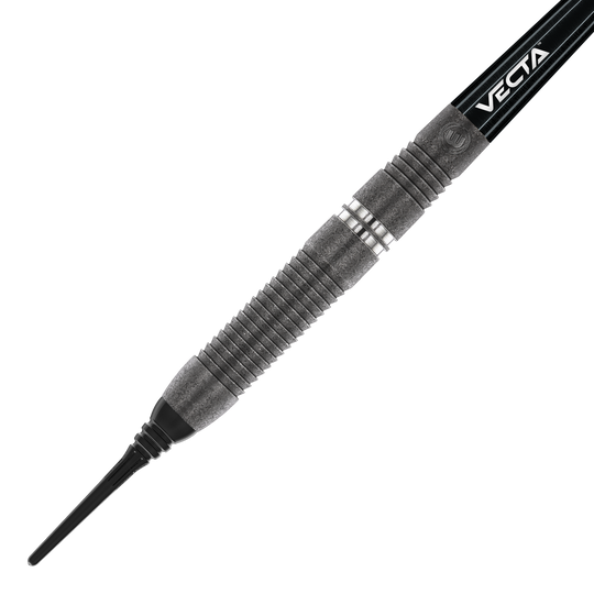 Měkké šipky Winmau Callisto 03 - 20g Das Bild zeigt einen Winmau Callisto 03 Softdart mit einem Gewicht von 20g. Der Dart hat ein modernes, schwarzes Design mit silbernen Ringen und strukturierter Griffzone.