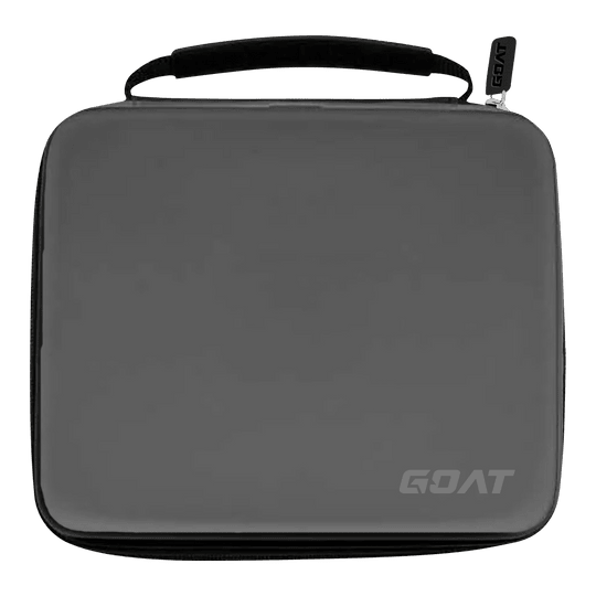 GOAT Locker XXL Dartwallet Auf dem Bild ist ein graues Etui mit einem Griff und einem Reißverschluss zu sehen. In der rechten unteren Ecke befindet sich das Logo „GOAT“.