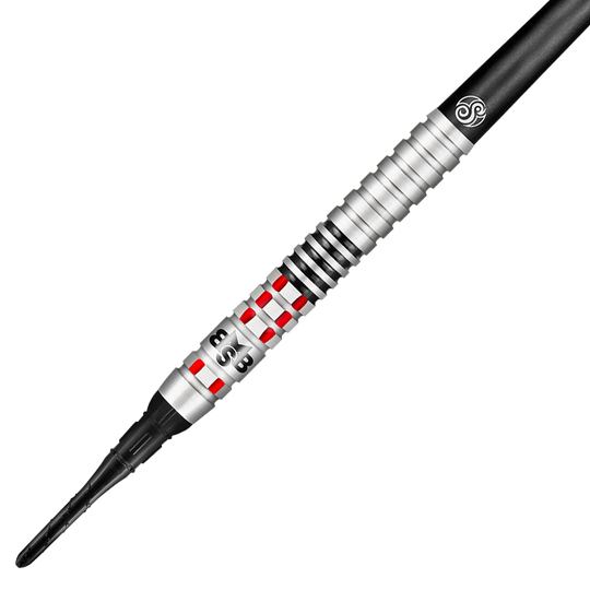 Shot de Michael Smith Achieve Soft Darts Das Bild zeigt einen Shot Michael Smith Achieve Softdart. Der Dartpfeil ist silberfarben mit roten und schwarzen Akzenten und hat eine strukturierte Griffzone.