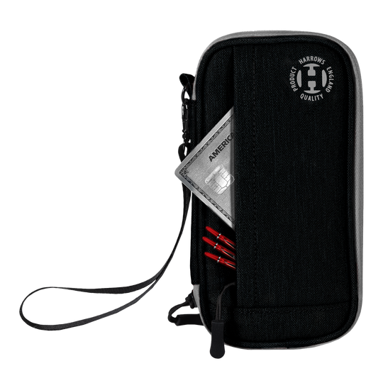Harrows Smart Case Dartwallet Auf dem Bild ist ein schwarzes Dart-Etui der Marke Harrows zu sehen. In einer Außentasche stecken eine Kreditkarte und mehrere rote Dartspitzen.
