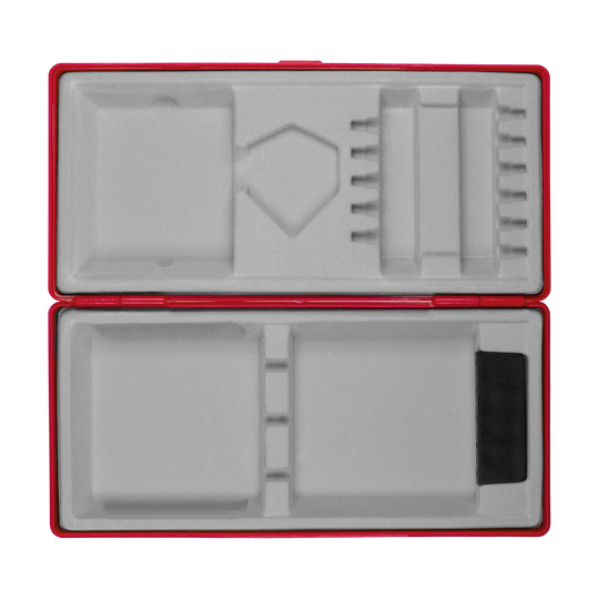 702-rot_ABS_Box_Rot_3 Das Bild zeigt eine offene Schachtel mit geformten Fächern aus grauem Material. Der Rand der Schachtel ist rot und die Fächer sind für verschiedene Gegenstände vorgesehen.