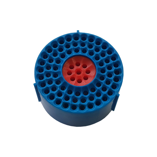 Auf dem Bild ist ein rundes Ersatzfeld für das Granboard 132 zu sehen. Das Feld ist blau mit einem roten Kreis in der Mitte und vielen kleinen Löchern.