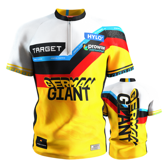 Koszulka do darta Target Coolplay Gabriel Clemens 2025 Das Bild zeigt das "Target Coolplay Gabriel Clemens 2025 Dartshirt" in gelb, schwarz, rot und weiß mit auffälligen Grafiken und Sponsorenlogos. Auf Vorder- und Rückseite steht in großen Buchstaben "German Giant".