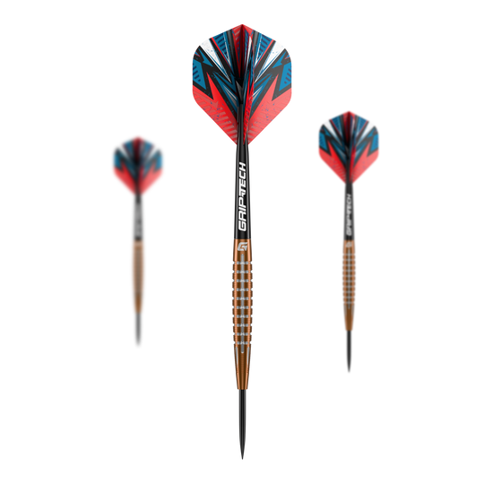 Dardos de acero de tungsteno GOAT Quarterback V1 Das Bild zeigt drei GOAT Quarterback V1 Tungsten Steeldarts. Die Pfeile haben bunte Flights in Rot, Blau und Schwarz sowie einen bronzefarbenen, gerillten Schaft.