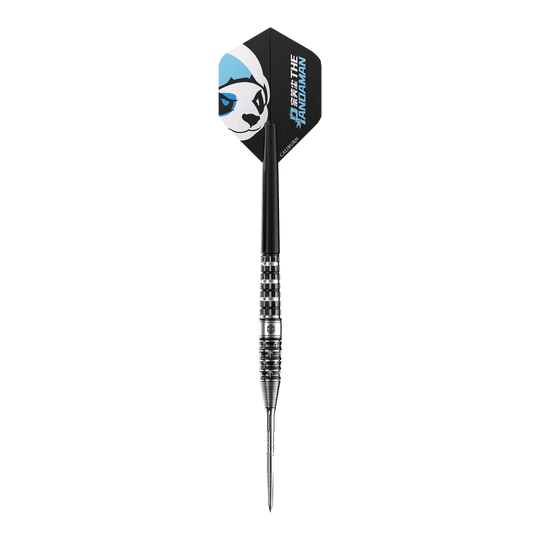 Caliburn Player The Pandaman Advanced Steeldarts - 23g Das Bild zeigt einen Steeldart namens "Caliburn Player The Pandaman Advanced Steeldarts - 23g". Auf dem Flügel des Darts ist ein Panda-Gesicht mit blauen Akzenten abgebildet.