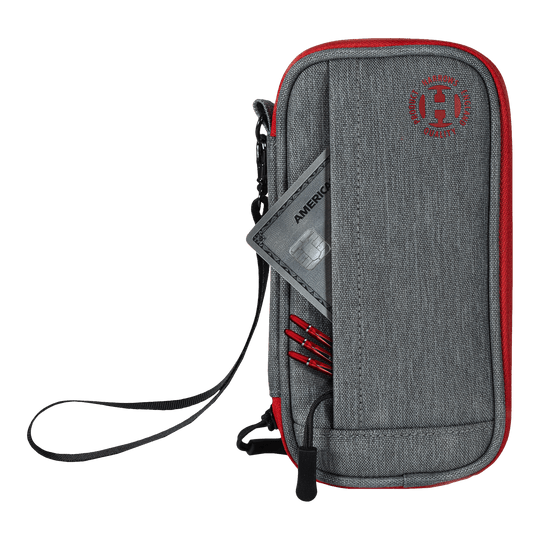 Harrows Smart Case Dartwallet Das Bild zeigt ein graues und rotes Dart-Etui mit einem Reißverschluss und einer Handschlaufe. In der Vordertasche stecken eine Kreditkarte und einige Dartspitzen.