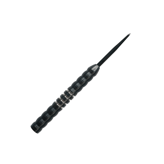 Ocelové hlavně na šipky McDart Midnight V1 Das Bild zeigt einen McDart Midnight V1 Steeldart Barrel. Der Barrel ist schwarz mit silbernen Ringen und hat eine strukturierte Oberfläche für besseren Halt.