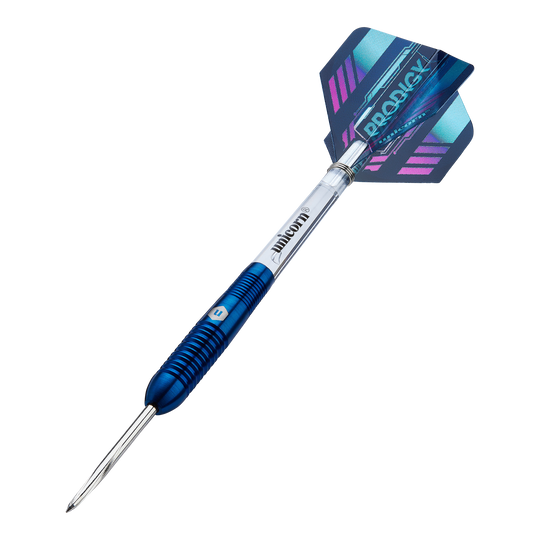 Dardos de acero Unicorn Prodigy 02 Torpedo Das Bild zeigt einen Unicorn Prodigy 02 Torpedo Steeldart. Der Dartpfeil hat ein blaues und silbernes Design mit einer farbigen Flights-Feder am Ende.