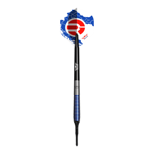 Bulls NL Romeo Grbavac Softdarts- 19g Das Bild zeigt einen Softdart namens "Bulls NL Romeo Grbavac Softdarts- 19g". Der Dart hat ein markantes Design mit blauen und silbernen Ringen am Griff sowie einer schwarz-weißen Flights mit roten und blauen Akzenten.