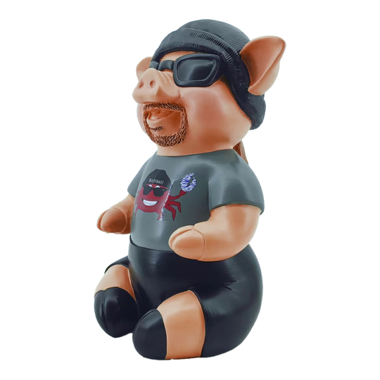 Markus Krebs Phrase Pig Das Bild zeigt eine Schweinfigur namens "Markus Krebs Phrasenschwein". Sie trägt eine Sonnenbrille, eine Mütze und ein T-Shirt mit Aufdruck.