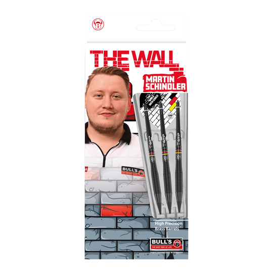 Šipky Bulls Martin Schindler The Wall černé mosazné - 18g Das Bild zeigt die Verpackung der "Bulls Martin Schindler The Wall Black Brass Softdarts - 18g". Auf der Verpackung ist ein Foto von Martin Schindler sowie drei schwarze Softdarts zu sehen.