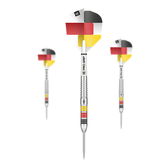 Target Gabriel Clemens 80% steel darts Das Bild zeigt drei Steeldarts der Marke "Target Gabriel Clemens 80%". Die Flights sind mit den Farben der deutschen Flagge gestaltet und die Barrels haben farbige Ringe.