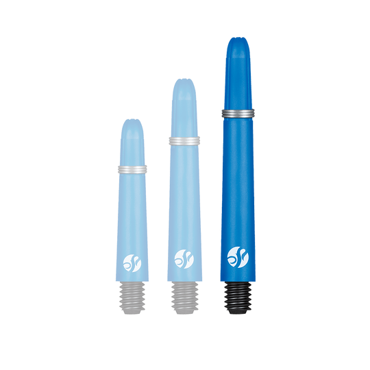 Shot Koi Carbon Shafts - Blau Auf dem Bild sind drei blaue Dart-Schäfte in verschiedenen Längen zu sehen. Sie haben am unteren Ende ein schwarzes Gewinde und ein silberner Ring auf jedem Schaft.