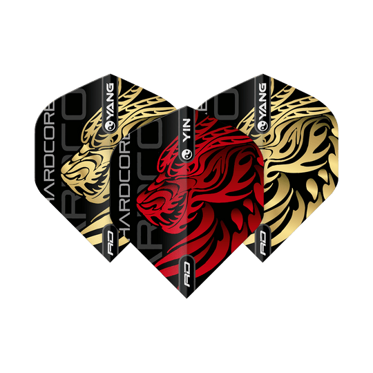Red Dragon Jonny Clayton Gold Red Yin Yang Standard Flights Das Bild zeigt drei Dart-Flights mit einem auffälligen Yin-Yang-Design in Gold und Rot. In der Mitte ist ein roter Tigerkopf auf schwarzem Hintergrund zu sehen, die beiden äußeren Flights zeigen goldene Tigerköpfe.
