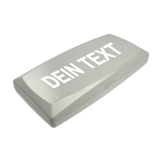 ABS Box mit Wunschdruck Auf dem Bild ist eine graue Kunststoffbox zu sehen. Auf dem Deckel steht in großen weißen Buchstaben "DEIN TEXT".