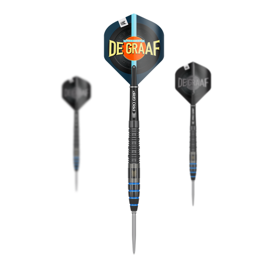 Target Jeffrey De Graaf GEN1 Swiss Point Steeldarts - 23g Das Bild zeigt drei Steeldarts des Modells "Target Jeffrey De Graaf GEN1 Swiss Point - 23g". Auf dem Dartflügel in der Mitte steht groß "DE GRAAF".