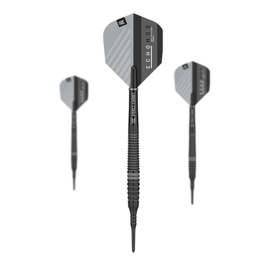 Target Echo 14 Softdarts Das Bild zeigt drei Softdarts des Modells "Target Echo 14", die nebeneinander angeordnet sind. Die Darts haben schwarze, geriffelte Griffe und silbergraue Flights mit schwarzem Akzent.