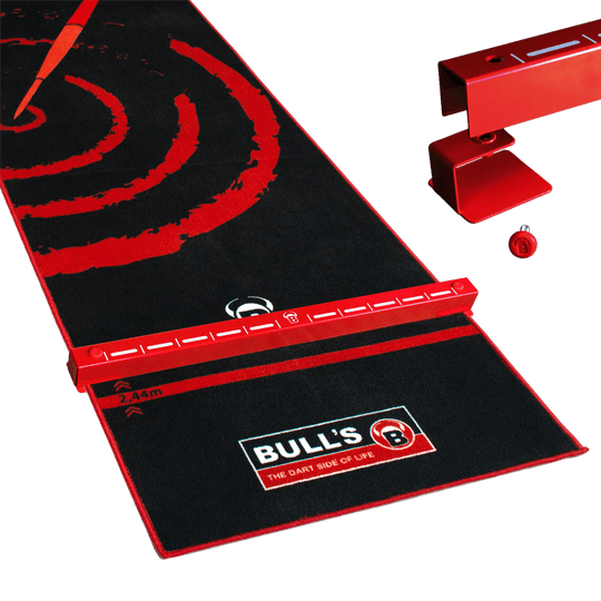 67821_Bulls_Oky_System_Metall_Oche_O60_3 Das Bild zeigt das Produkt "Bulls Oky Metall Oche", das als Abwurflinie für Darts verwendet wird. Es besteht aus einer roten Metallschiene und liegt auf einem schwarzen Teppich mit roten Markierungen.