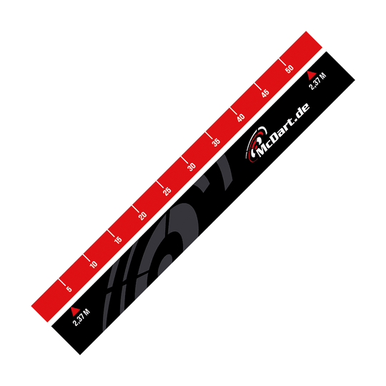 688_McDart_Abwurflinie_1 Das Bild zeigt das Produkt "McDart Abwurflinie", das als Markierung für die richtige Wurfdistanz beim Darts dient. Es ist schwarz-rot gestaltet und zeigt Messmarkierungen sowie das Logo "McDart.de".