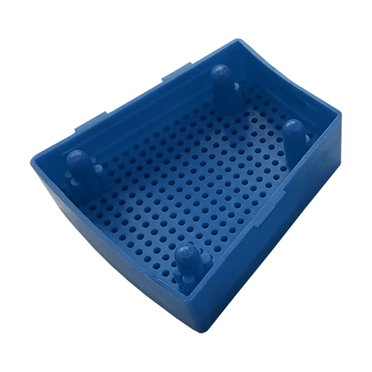 Das Bild zeigt ein blaues Ersatzfeld für das Granboard 132. Es hat viele kleine Löcher und vier Erhebungen in den Ecken.