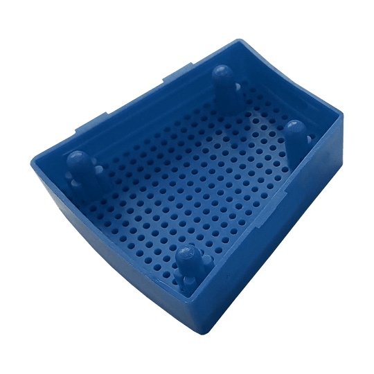 GRN0152_Granboard_132_Ersatzfelder_Single_Aussen_Blau_3 Das Bild zeigt ein blaues Ersatzfeld für das Granboard 132. Es hat viele kleine Löcher und vier Erhebungen in den Ecken.