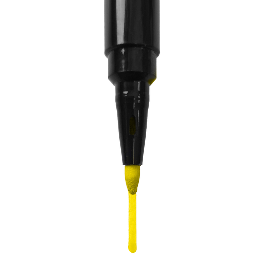 Board Marker Das Bild zeigt die Spitze eines schwarzen Markers, der gelbe Tinte abgibt. Unter der Spitze ist ein gelber Strich zu sehen.