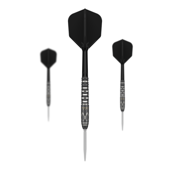 Target Japan Black Marque Chaos Swiss Point Steeldarts Das Bild zeigt drei schwarze Steeldarts mit silbernen Spitzen und markanten Rillen im Griff. Es handelt sich um das Produkt "Target Japan Black Marque Chaos Swiss Point Steeldarts".