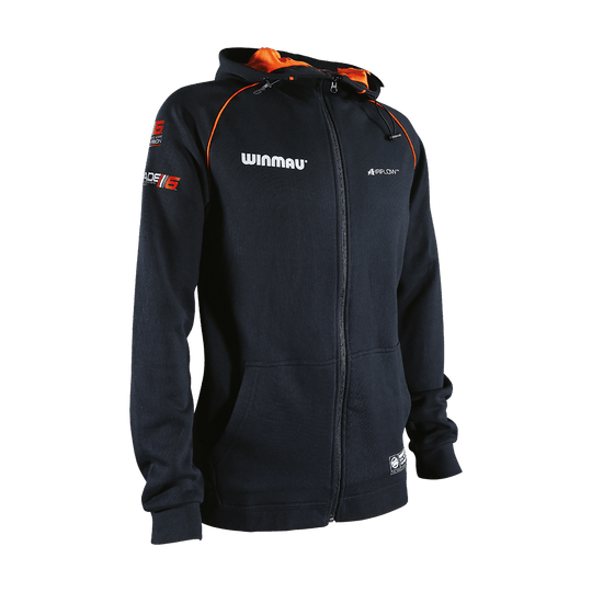 8418_Winmau_Pro-Line_Blade6_Hoodie_Kaputzenjacke_1 Die Abbildung zeigt die Winmau Pro-Line Blade 6 Hoodie Kapuzenjacke in Schwarz mit orangenen Akzenten. Auf der Vorderseite und den Ärmeln sind verschiedene Logos aufgedruckt.