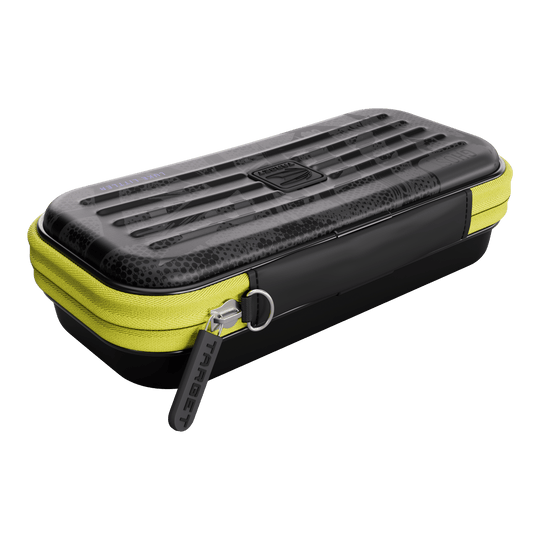 Auf dem Bild ist das Takoma Ghost Series Luke Littler Dartcase abgebildet. Diese Darttasche bietet sicheren Schutz für Dartpfeile.