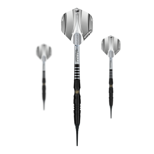 Měkké šipky Winmau Sniper Black - 20g Das Bild zeigt drei Winmau Sniper Black Softdarts mit einem Gewicht von 20g. Die Darts haben schwarze Spitzen und silber-schwarze Flights.